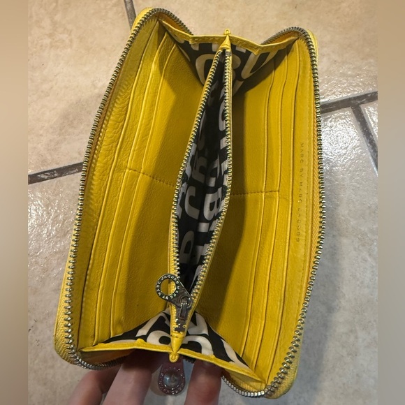 👜 Marc by Marc Jacobs Classic Q Vertical Zip Around Wallet - Picture 3 of 11